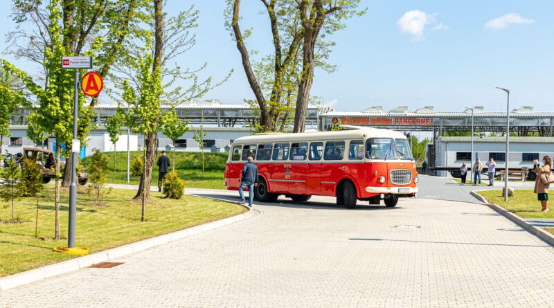 Nowa autobusowa linia turystyczna nr 102 w Muzeum Broni Pancernej w Poznaniu fot. Sławek Wąchała