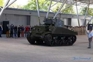 Muzeum Broni Pancernej w Poznaniu wojenny czołg Sherman uzbrojony w 76,2mm armatę fot. Sławek Wąchała