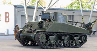 Muzeum Broni Pancernej w Poznaniu wojenny czołg Sherman uzbrojony w 76,2mm armatę fot. Sławek Wąchała