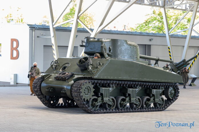 Muzeum Broni Pancernej w Poznaniu wojenny czołg Sherman uzbrojony w 76,2mm armatę fot. Sławek Wąchała