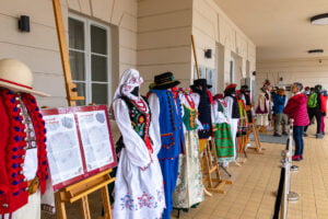 Pałac Jankowice Kalejdoskop folkloru - wystawa kostiumów scenicznych fot. Sławek Wąchała