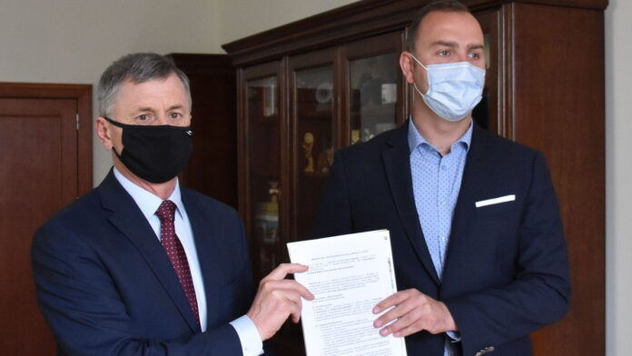 podpisanie umowy w sprawie ul. Księżycowej fot. UM Swarzędz