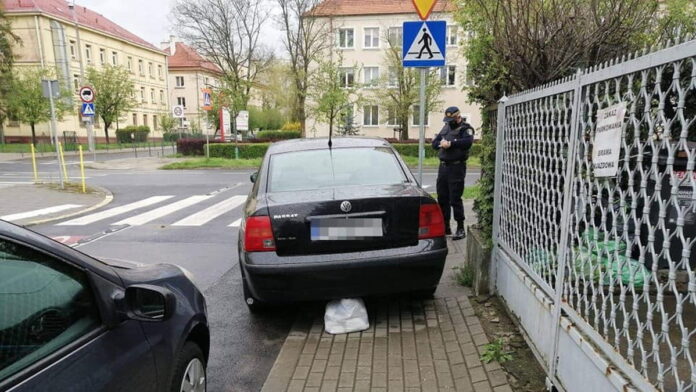 samochód blokujący chodnik fot. SMMP