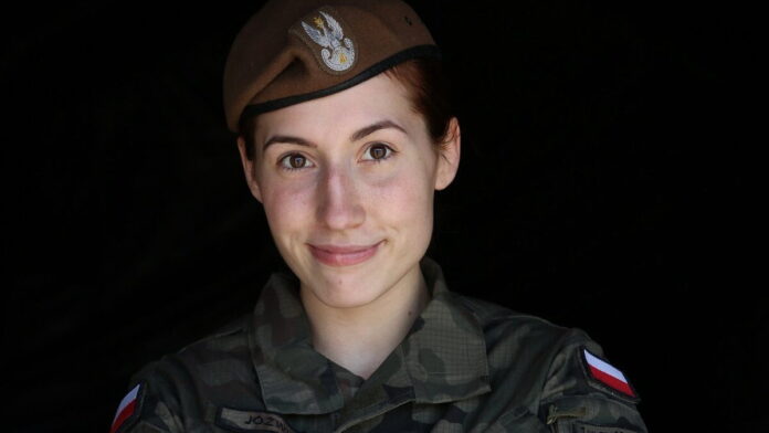 Sara Jóźwiak w mundurze fot. 12WBOT