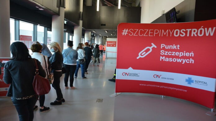 Szczepienia przeciwko koronawirusowi fot. UM Ostrów