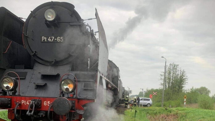 Zderzenie samochodu z pociągiem fot. OSP KSRG Włoszakowice