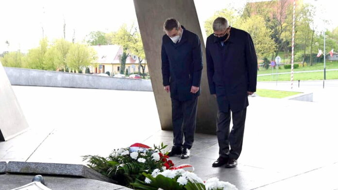 złożenie kwiatów przed pomnikiem Armii Poznań fot. UMP