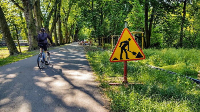 budowa oświetlenia w parku Wodziczki fot. Rowerowy Poznań
