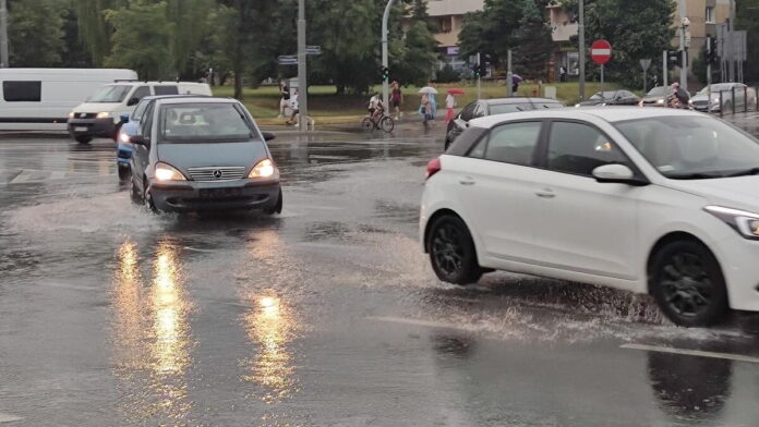 deszcz na Dąbrowskiego fot. K. Adamska