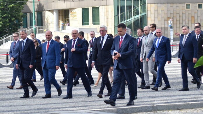 ministrowie spraw zagranicznych składają kwiaty przed pomnikiem Poznańskiego Czerwca '56 fot. K. Adamska