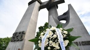 ministrowie spraw zagranicznych składają kwiaty przed pomnikiem Poznańskiego Czerwca '56 fot. K. Adamska
