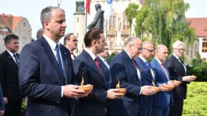ministrowie spraw zagranicznych składają kwiaty przed pomnikiem Poznańskiego Czerwca '56 fot. K. Adamska