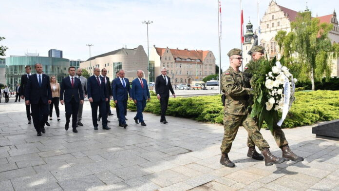 ministrowie spraw zagranicznych składają kwiaty przed pomnikiem Poznańskiego Czerwca '56 fot. K. Adamska