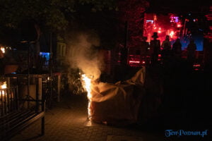 Poznań: Odsłonięcie pomnika Smolenia w kabaretowym stylu