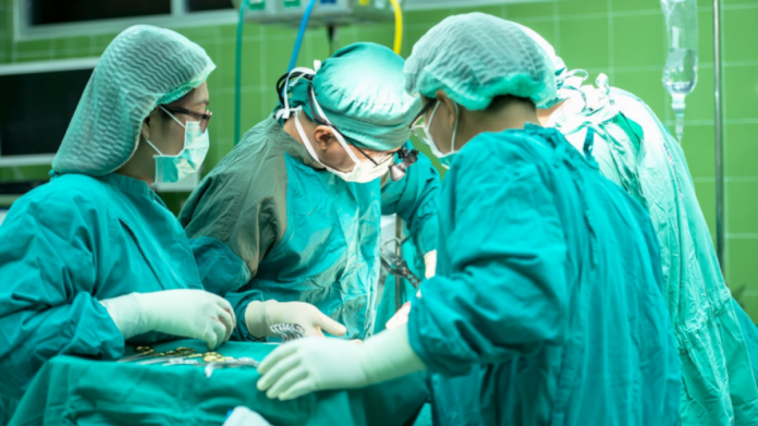 pielęgniarki, operacja, szpital fot. Tiochal, pixabay