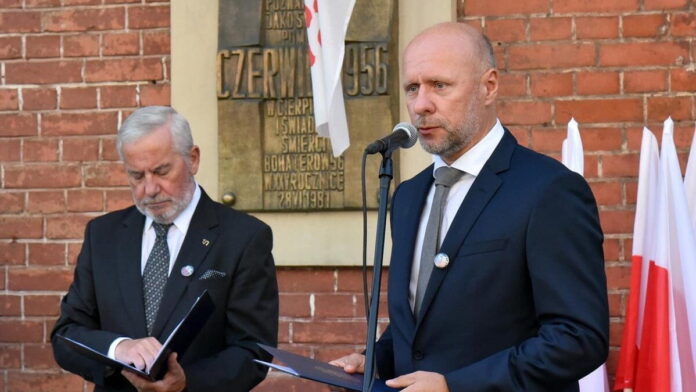 Poznański Czerwiec '56, kwiaty przed szpitalem Raszei fot. UMP