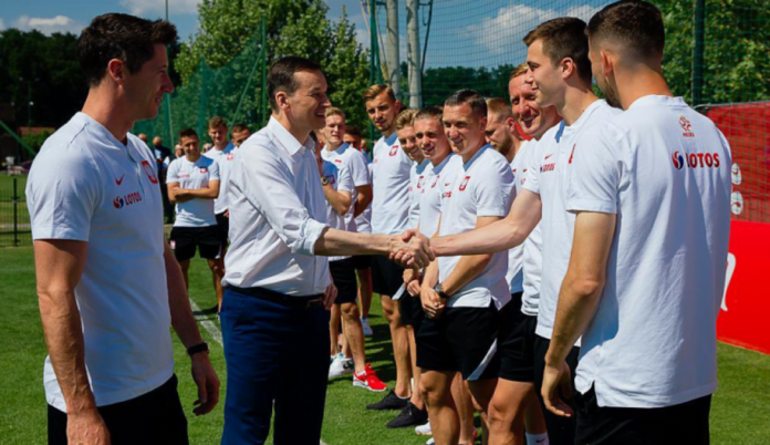 premier M. Morawiecki i polska reprezentacja w Opalenicy fot. KPRM