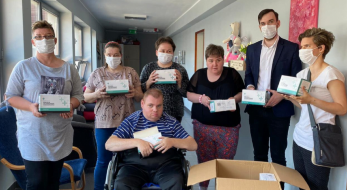 przekazanie maseczek fot. Projekt Poznań