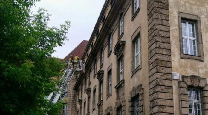 spadajace dachówki fot. SMMP