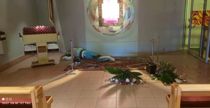 zniszczona figura, kościół pw. św. Maksymiliana Kolbe fot. FB parafii