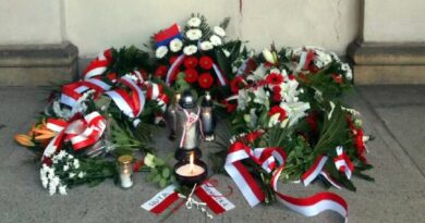 kwiaty w Narodowy Dzień Pamięci Ofiar Ludobójstwa fot. WUW
