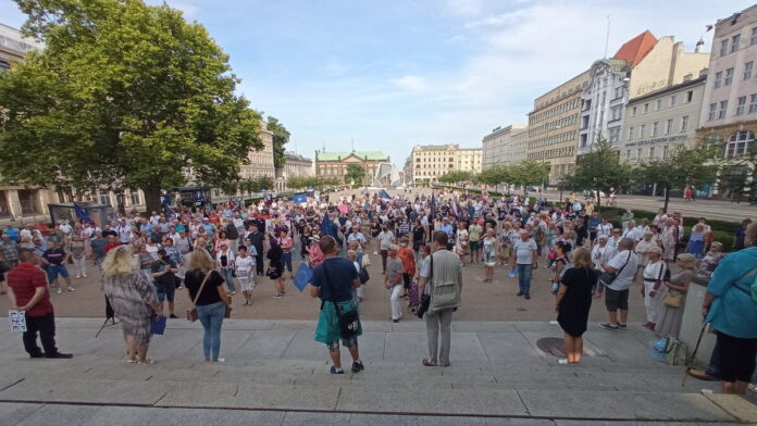Murem za TVN fot. L. Łada
