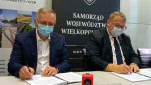 podpisanie umowy w sprawie linii kolejowej Szamotuły - Międzychód, M. Adamczak, K. Grabowski fot. L. Łada