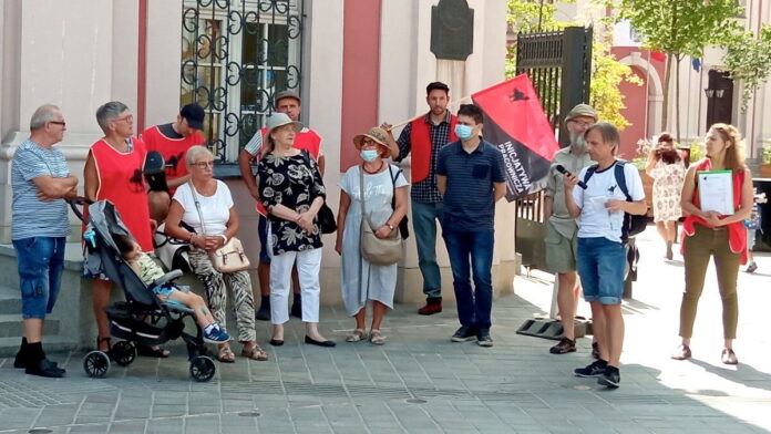 protest portierek i portierów przed UMP fot. L. Łada