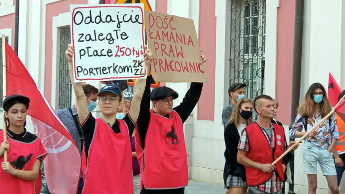 protest portierek i portierów przed UMP fot. L. Łada