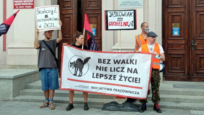 protest portierek i portierów przed UMP fot. L. Łada