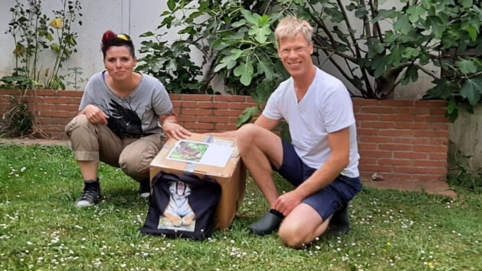 reintrodukcja puszczyka uralskiego, Karolina Ratajczak z Działu Ptaków zoo i dr Zink fot. Zoo Poznań