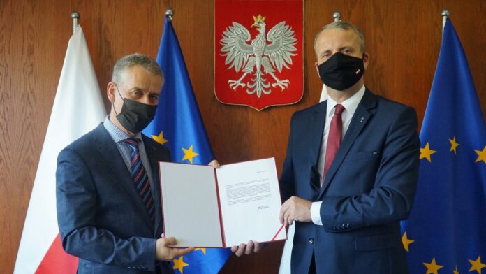 wojewoda podpisuje deklarację fot. WUW