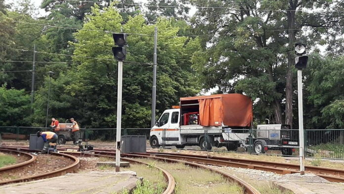 montaż nowych torów, pętla Piątkowska fot. ZTM