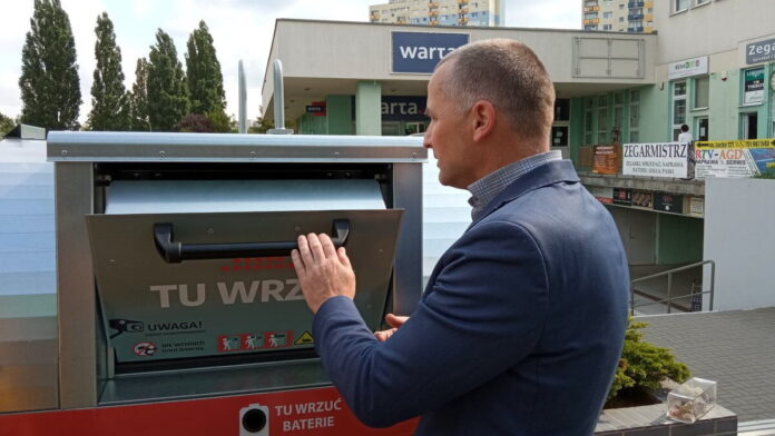 pojemnik na elektrośmieci, Andrzej Springer fot. L. Łada