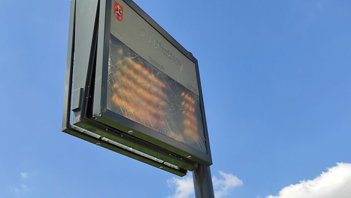 tablica informacji miejskiej przy przystanku na Ofierskiego fot. FB Beaty Klimek