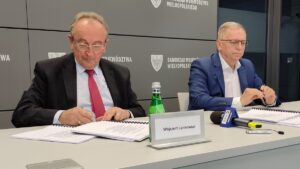 Wojciech Jankowiak, Maciej Adamczak, podpisanie umowy fot. UMWW