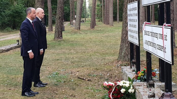 złożenie kwiatów, miejsce straceń w lasach rożnowskich, Michał Zieliński, Rafał Reczek fot. WUW
