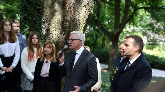 Kwiaty na grobie prezydenta Drwęskiego fot. UMP
