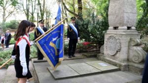 Kwiaty na grobie prezydenta Drwęskiego fot. UMP