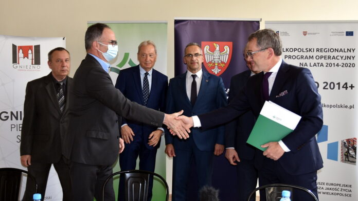 podpisanie umowy na budowę nowej drogi fot. WZDW