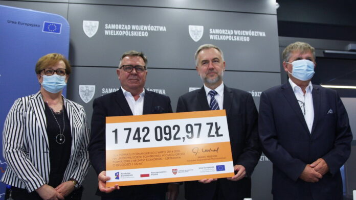 Renata Ciurlik, skarbnik powiatu poznańskiego, starosta Jan Grabkowski, marszałek Marek Woźniak i Tomasz Łubiński, wicestarosta poznański fot. UMWW