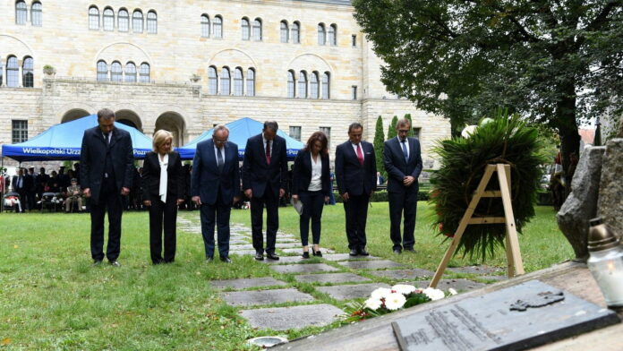 składanie kwiatów, 17 września fot. UMP
