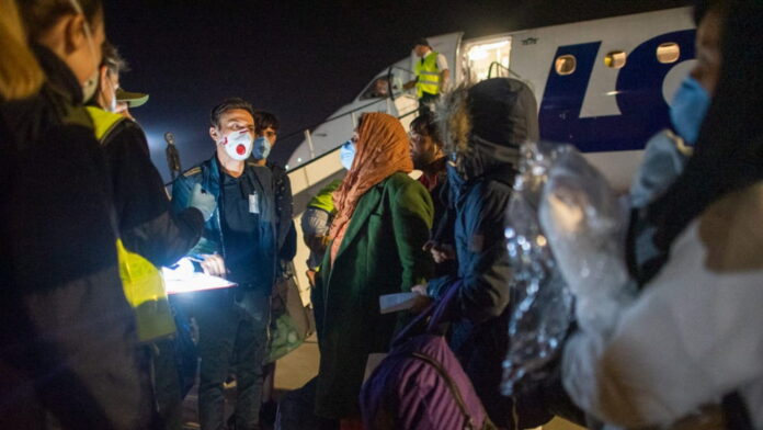 transport obywateli Afganistanu fot. Port Lotniczy Poznań Ławica