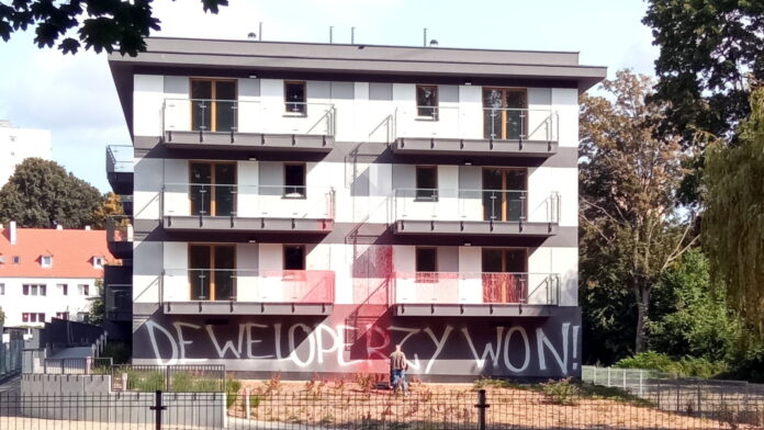 zniszczona elewacja, Sołacz fot. L. Łada