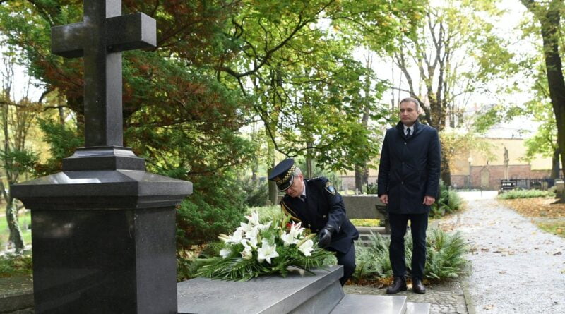 kwiaty na grobie Cyryla Ratajskiego fot. UMP