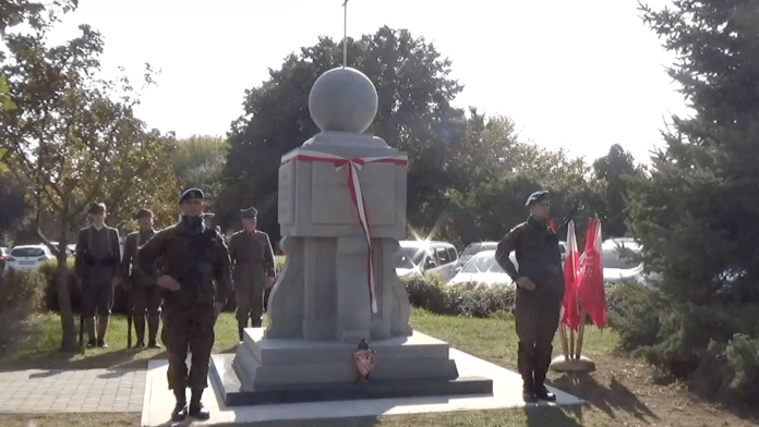 Pomnik Poległych Winiarczyków fot. prt. scr transmisji uroczystości