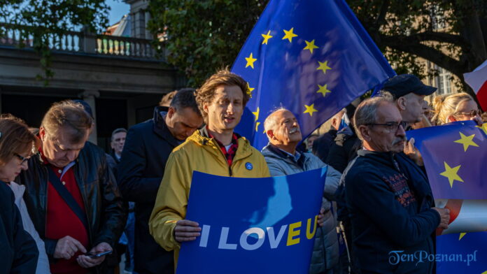 Szlaban dla PIS. Zostajemy w Europie - demonstracja Plac Wolności fot. Sławek Wąchała