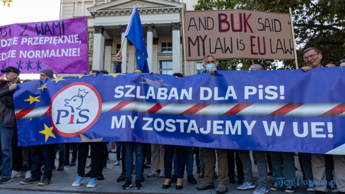Szlaban dla PIS. Zostajemy w Europie - demonstracja Plac Wolności fot. Sławek Wąchała