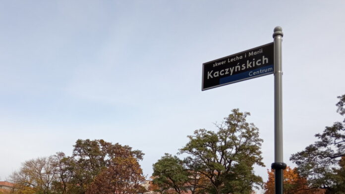 tabliczka z nazwą skweru fot. L. Łada