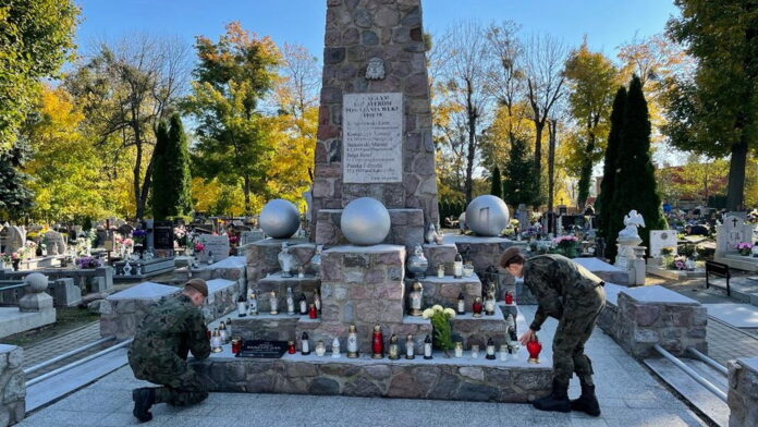 terytorialsi porządkują groby fot. 12 WBOT